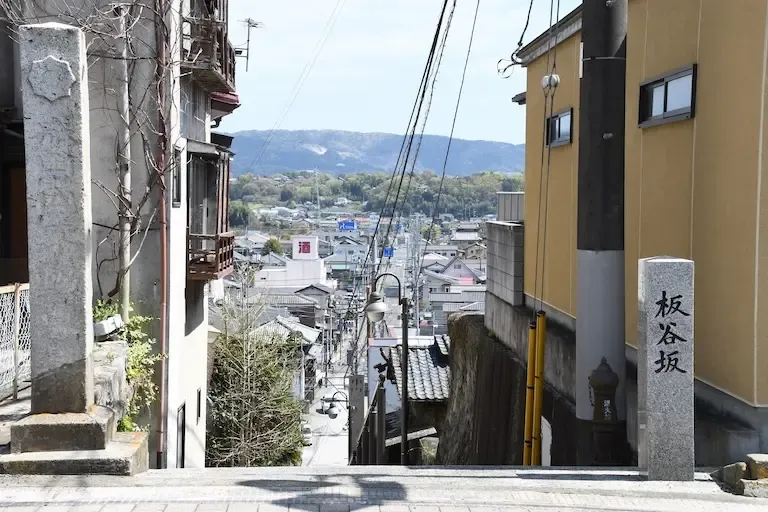 上から古い街並みを見下ろしている