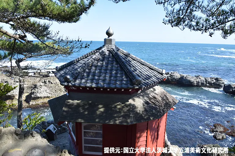 岸壁に六角堂が建っている